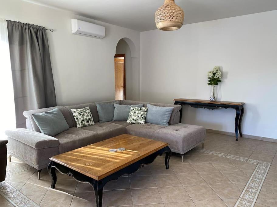 Comfortable Family House With Pool And Jacuzzi คอสตา เด อันตีกัว ภายนอก รูปภาพ